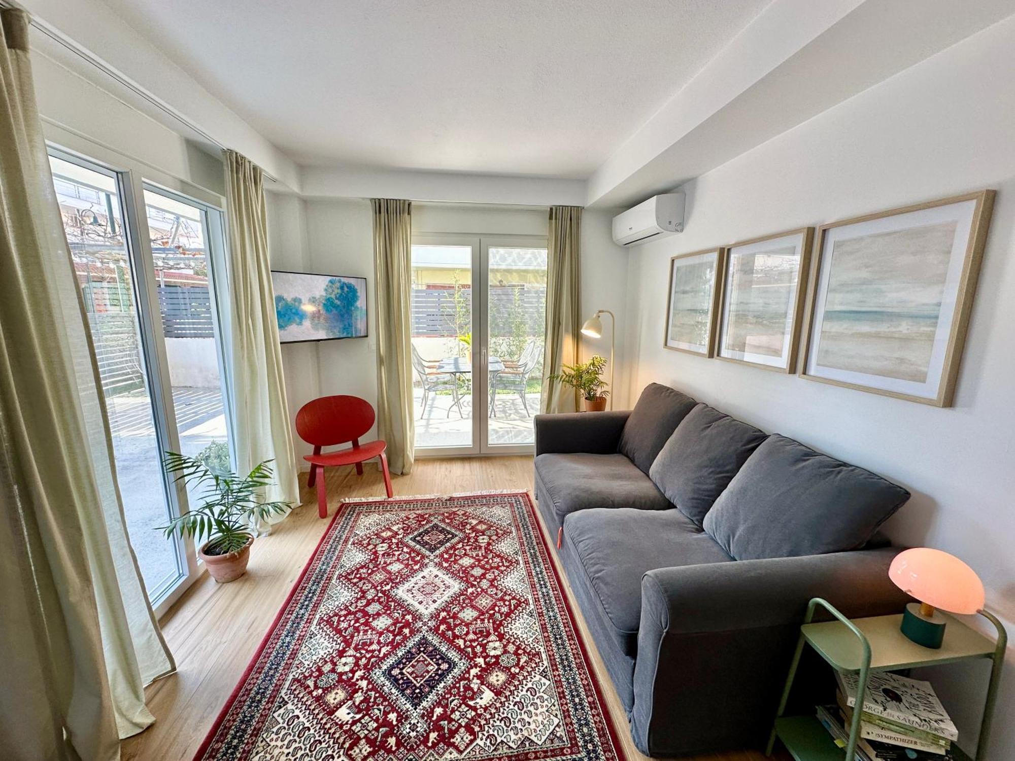 Vakantiehuis Modern Seaside Retreat With Private Patio And Parking